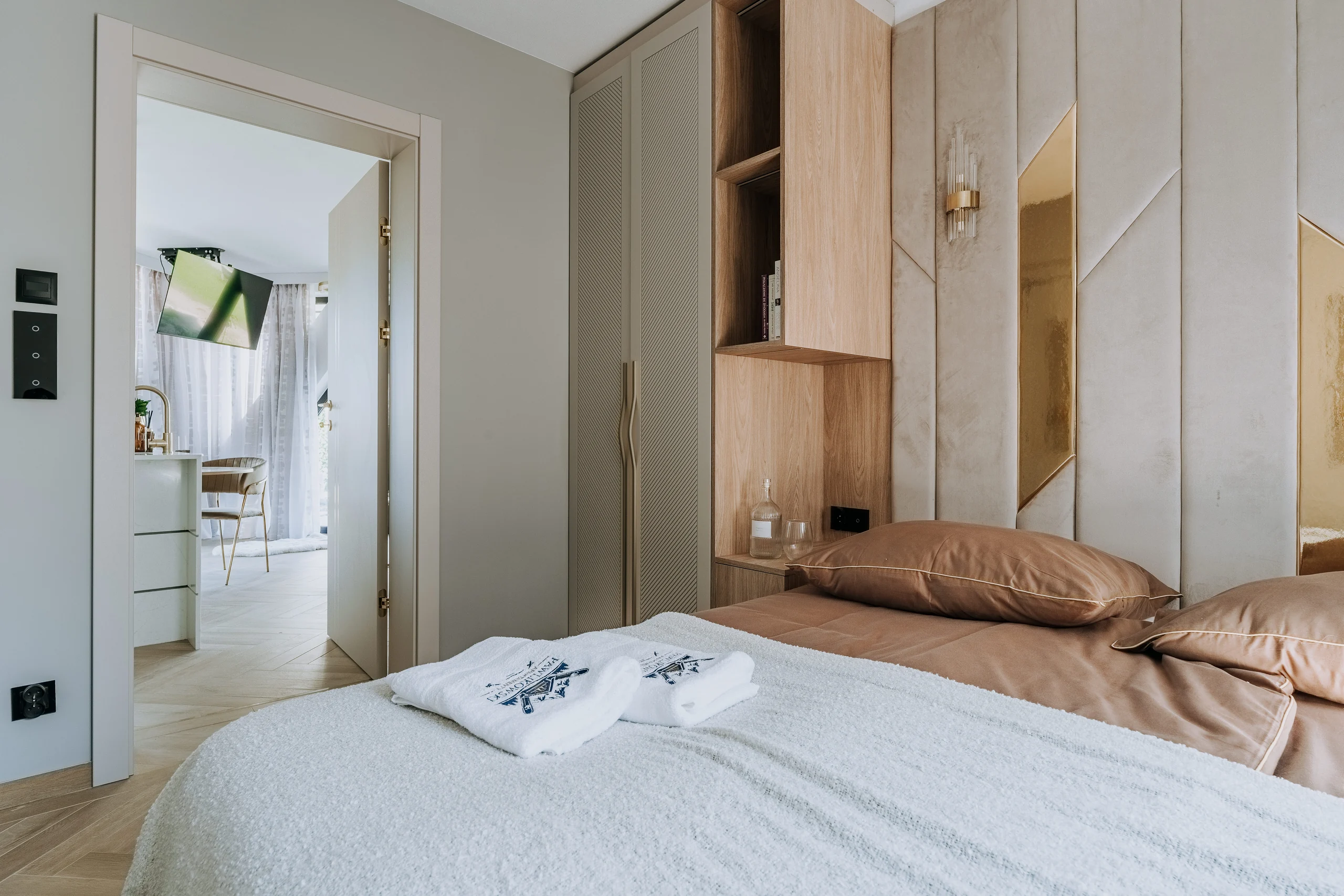 Jasna sypialnia przygotowana dla gości apartamentu London