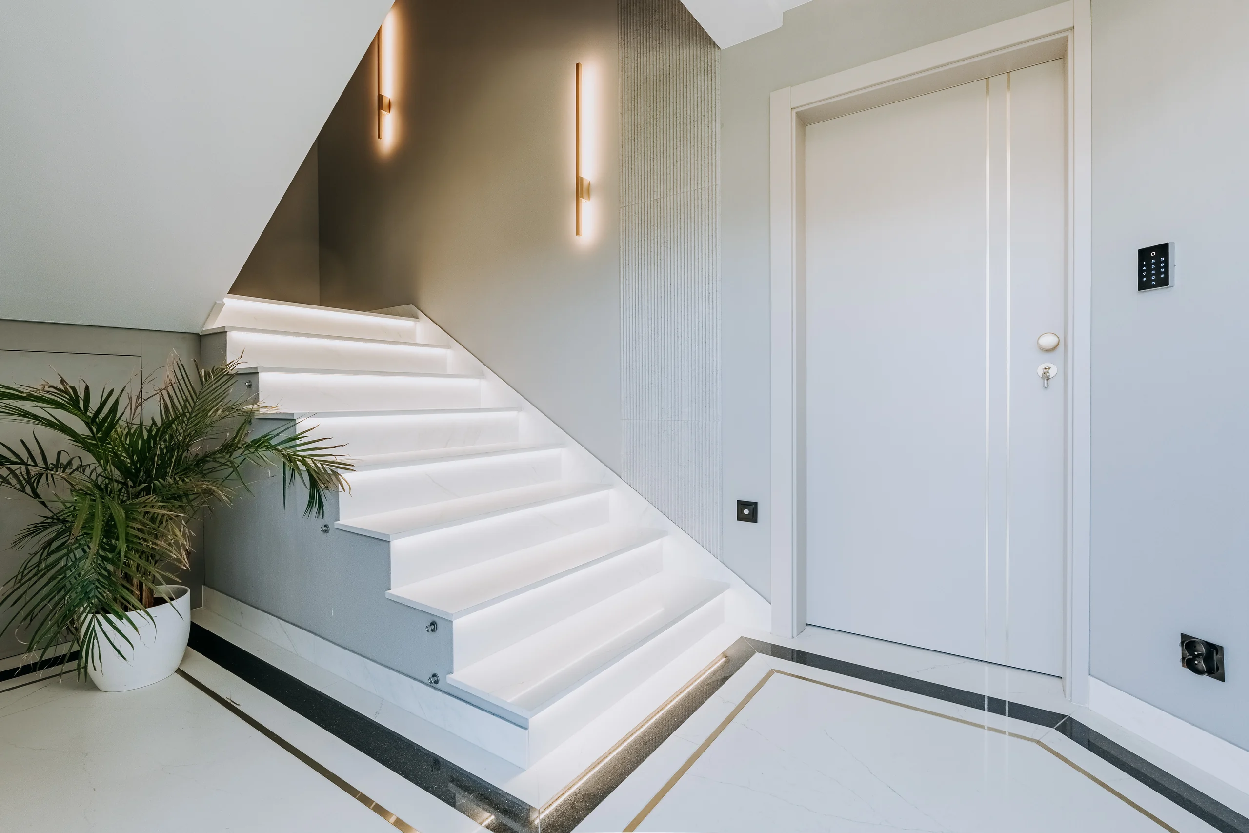 Jasne schody i hol wejściowy apartamentu London
