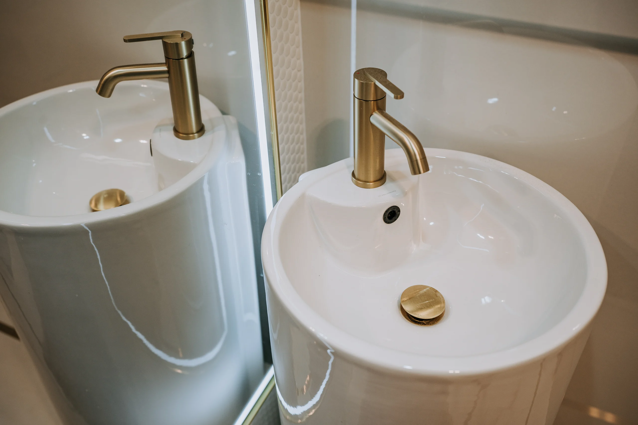 Umywalka z nowoczesną armaturą w łazience apartamentu London