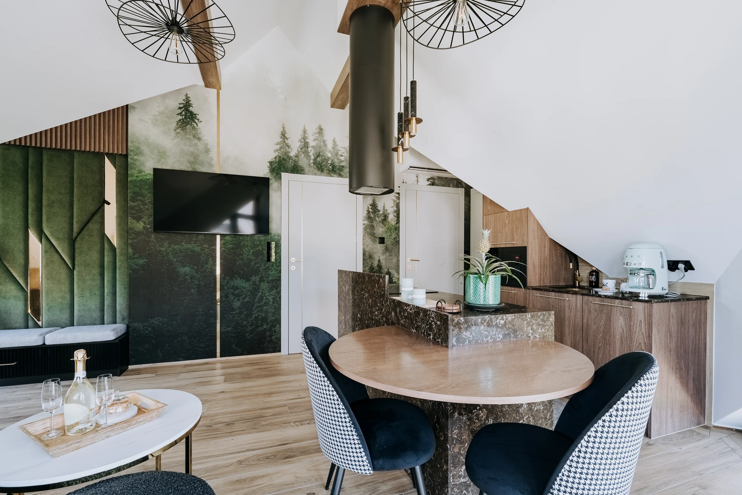 Okrągły stół w jadalni apartamentu New York