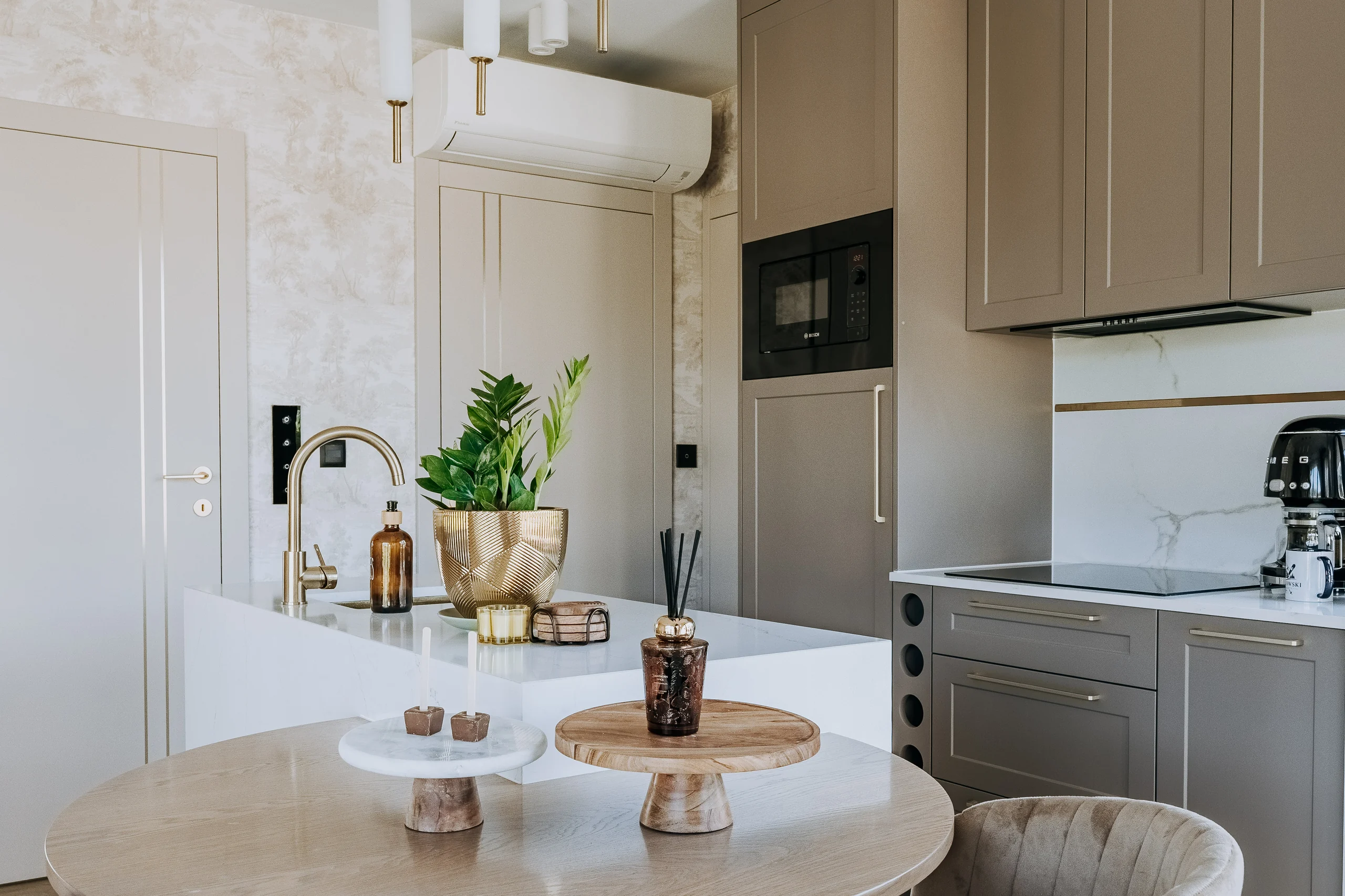 Jadalnia z okrągłym stołem przy kuchni apartamentu London