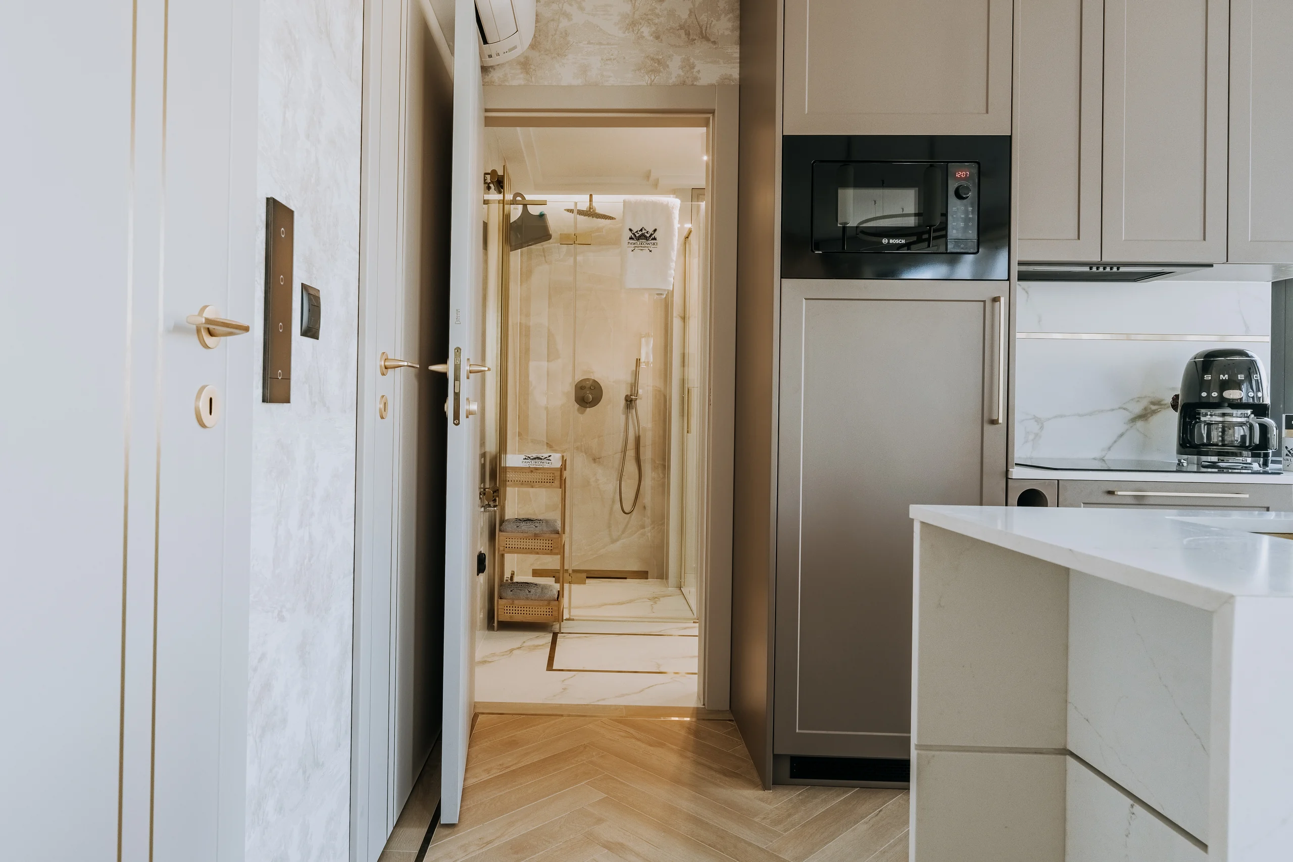 Korytarz wejściowy połączony z aneksem kuchennym apartamentu London