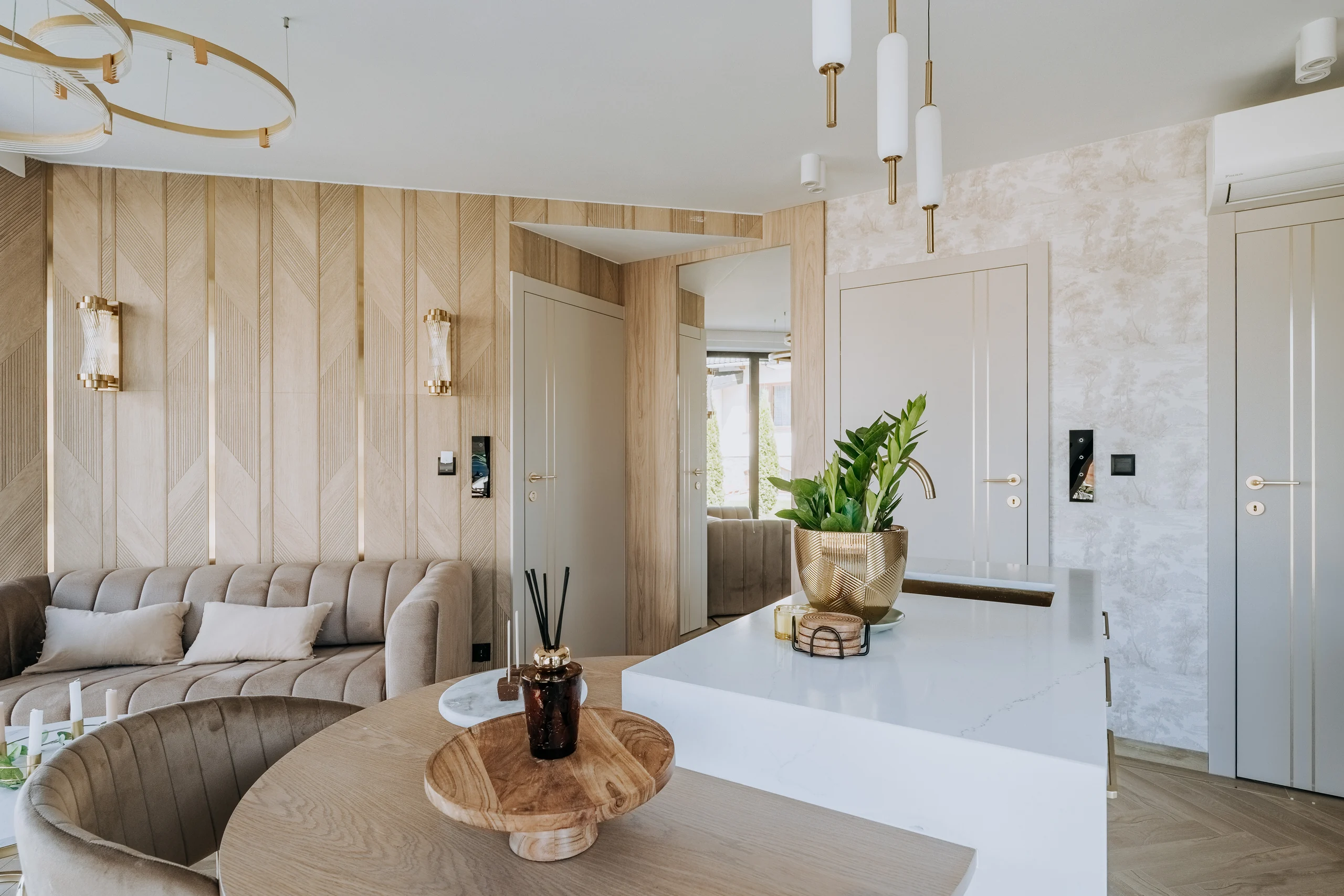 Salon z sofą i okrągłym stolikiem w apartamencie London