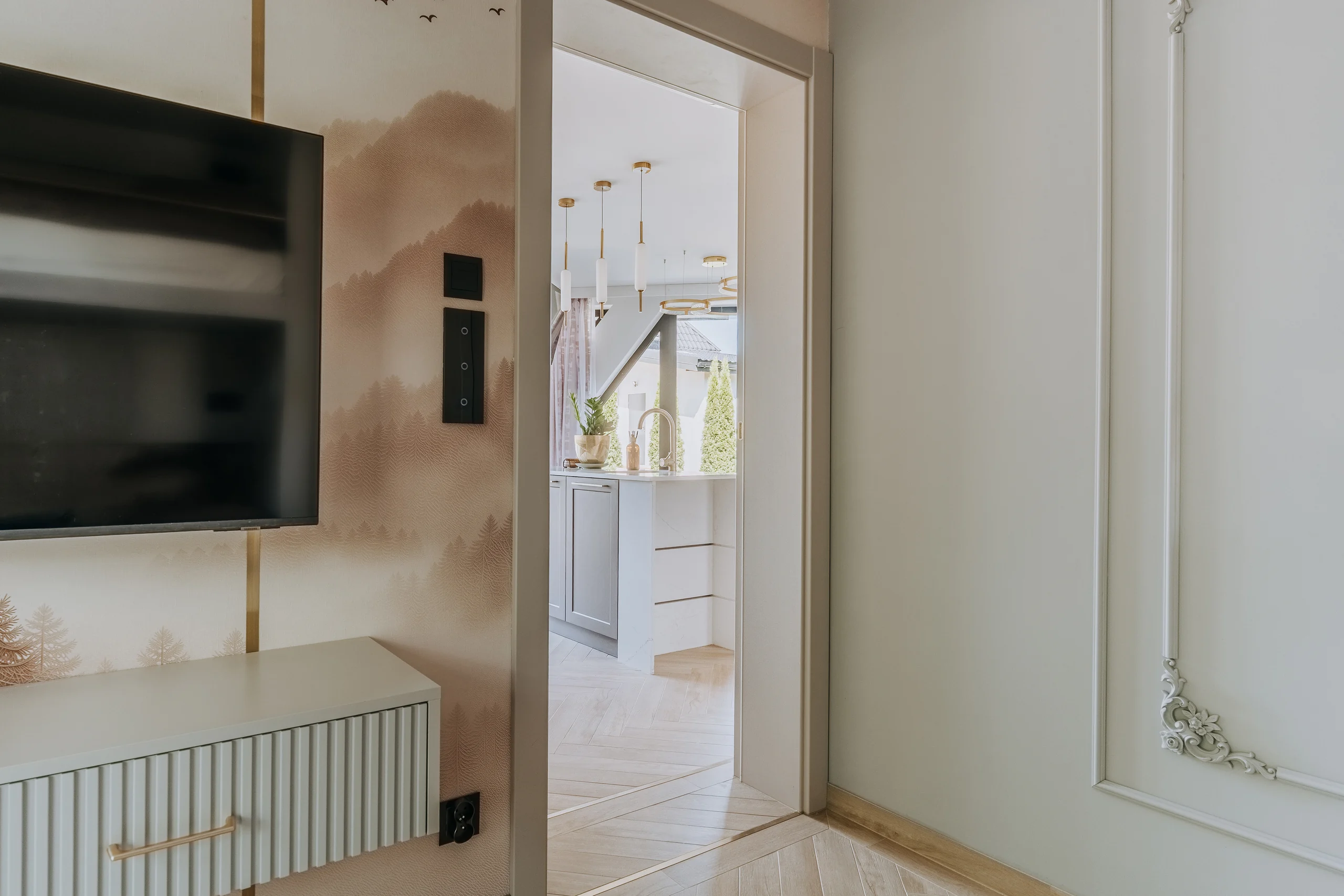 Strefa telewizyjna połączona z korytarzem apartamentu London