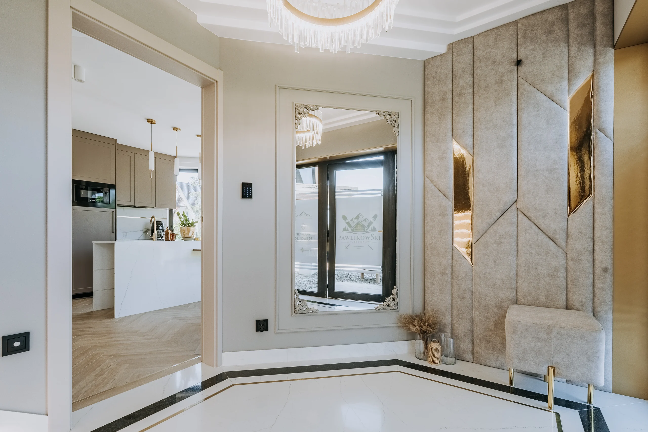 Strefa wejściowa z dużym lustrem w apartamencie London