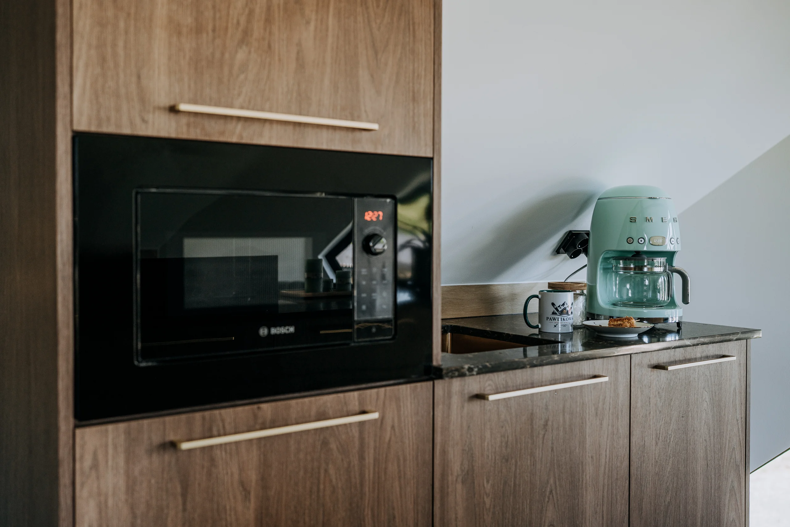Mikrofalówka i ekspres do kawy w zabudowie kuchennej apartamentu New York