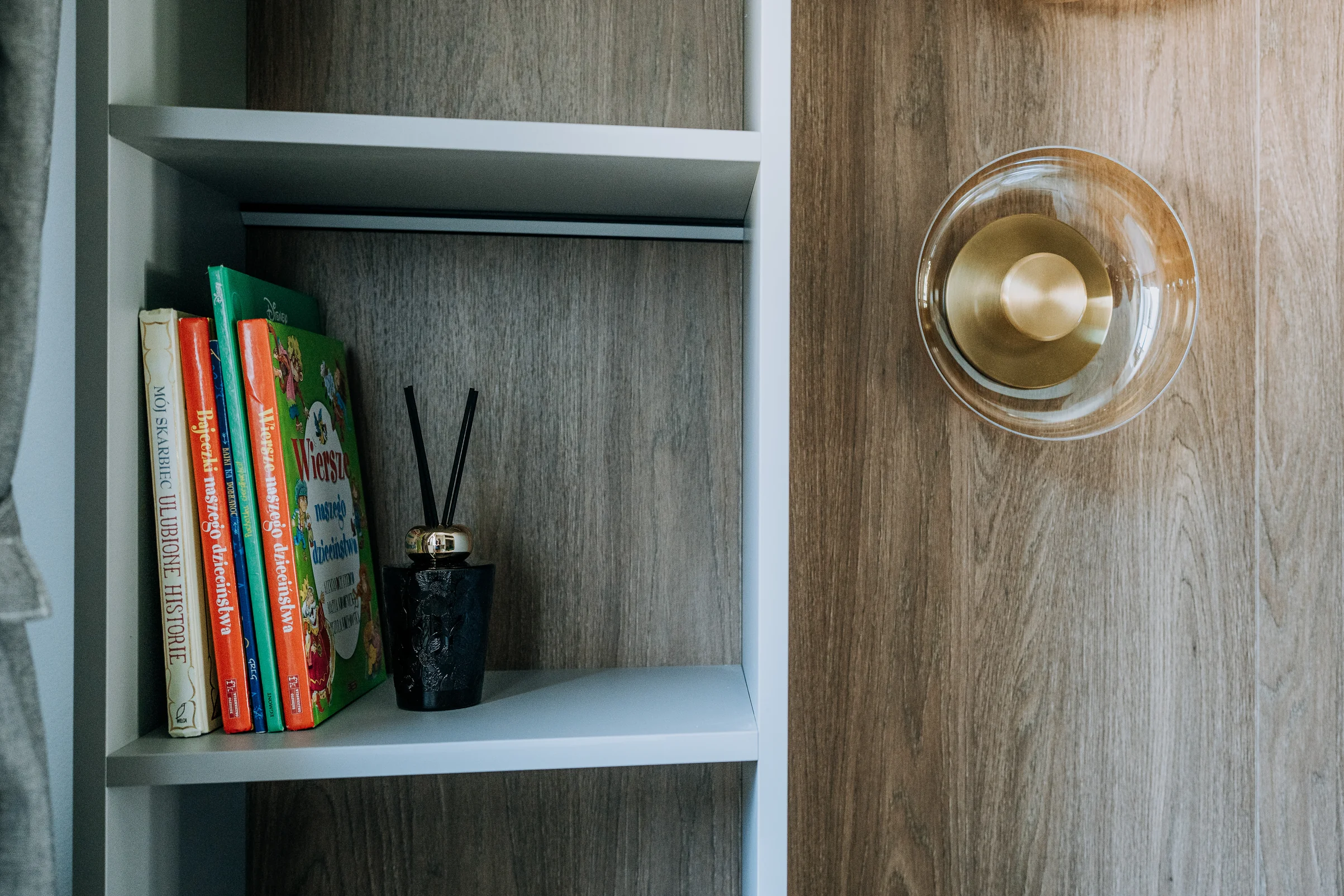 Półka z książkami i dekoracją w apartamencie New York