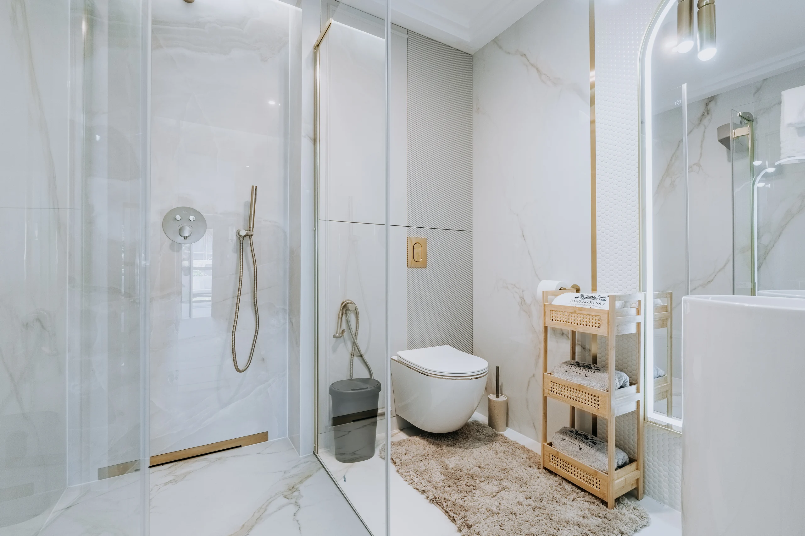 Łazienka z prysznicem w apartamencie London w PawlikowSki Apartamenty w Szaflarach