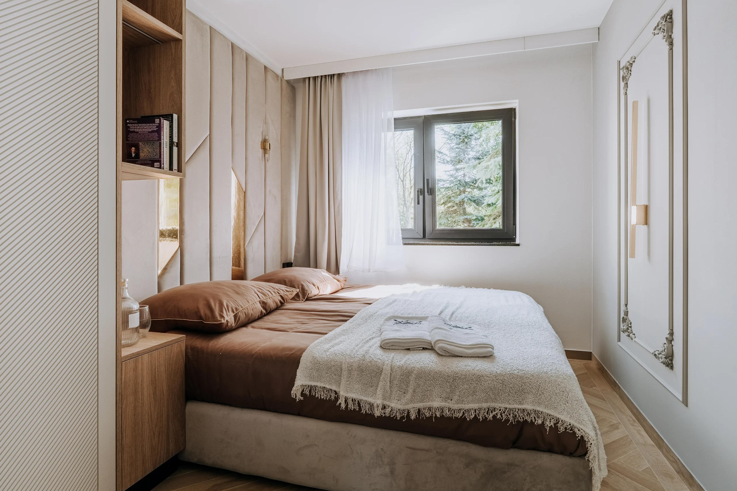Sypialnia z łóżkiem małżeńskim w apartamencie London w Szaflarach