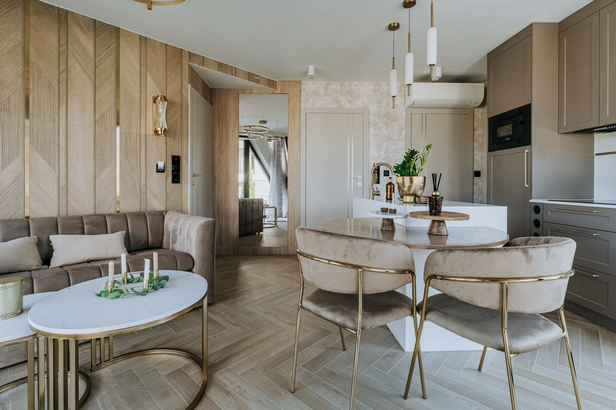 Salon z otwartą kuchnią i jadalnią w apartamencie London w PawlikowSki Apartamenty