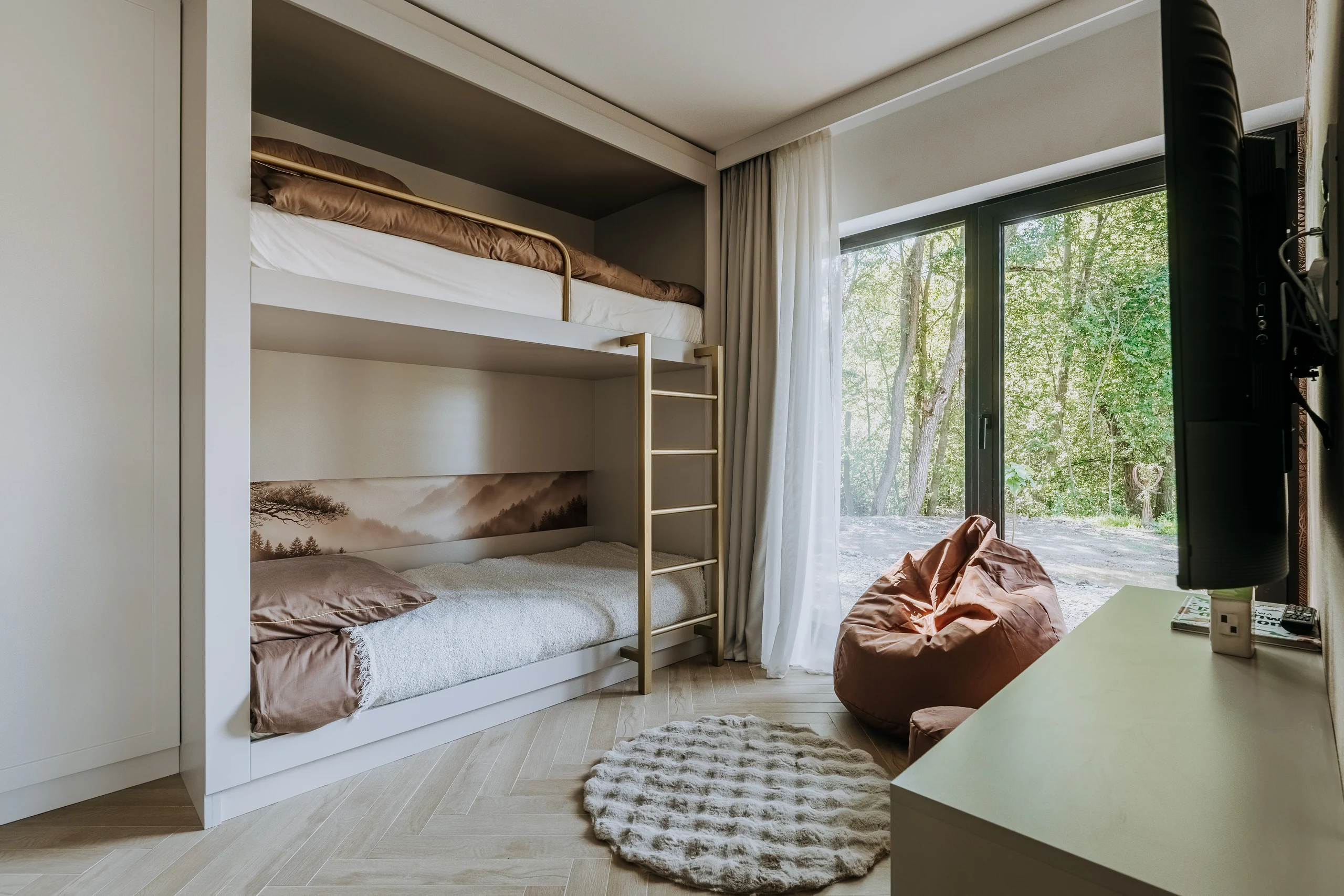 Salon apartamentu London z widokiem w stronę sypialni