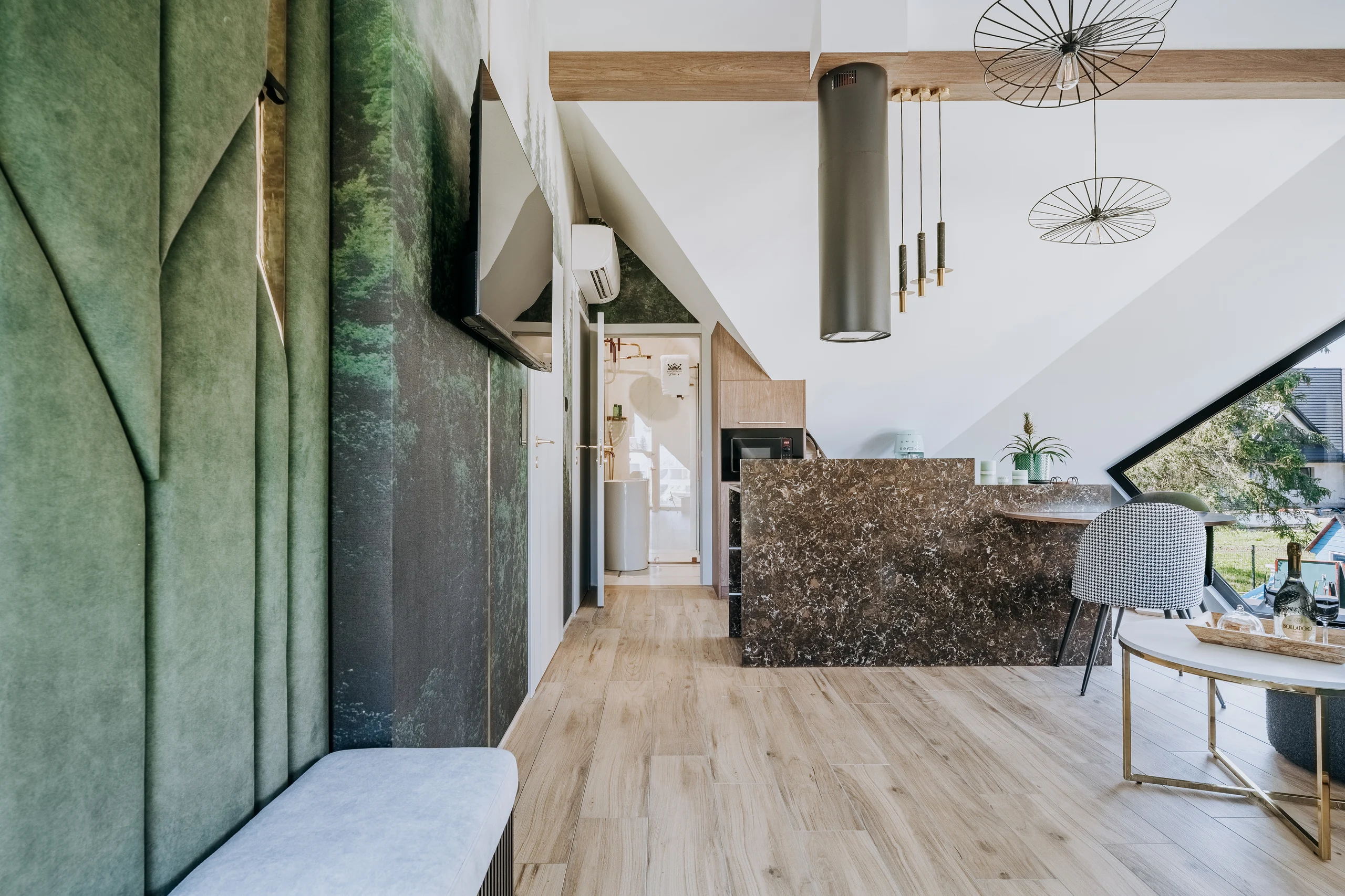 Kuchnia z kamienną wyspą i zielonymi akcentami w apartamencie New York