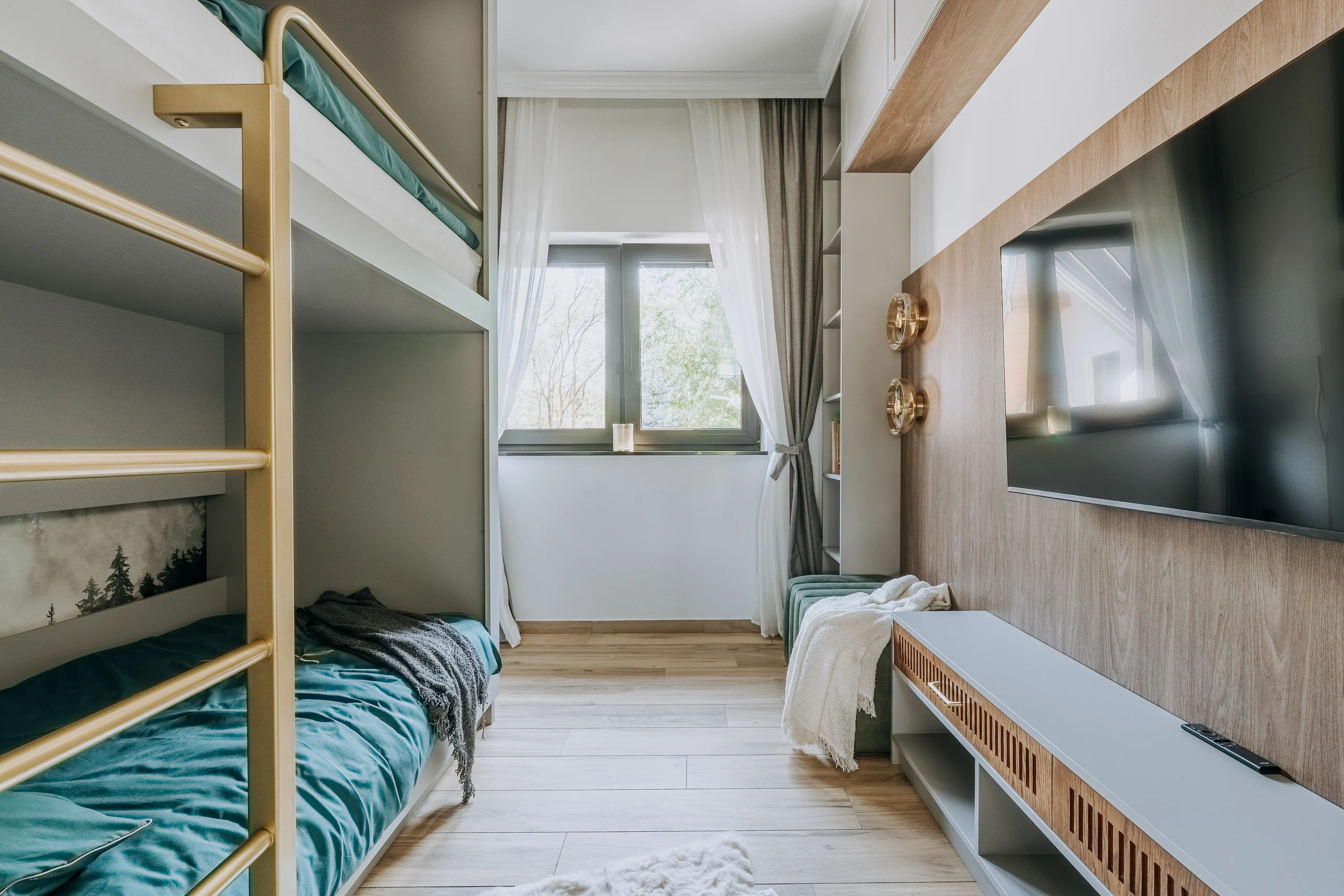 Pokój z łóżkiem piętrowym i telewizorem w apartamencie New York