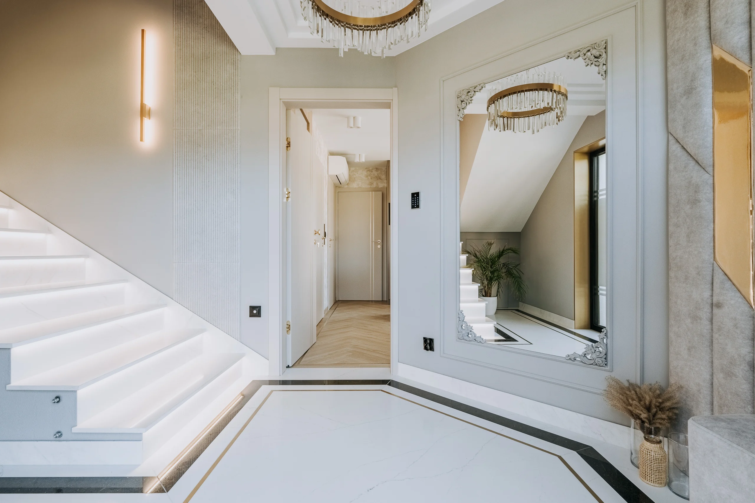 Hol wejściowy z dużym lustrem w apartamencie London