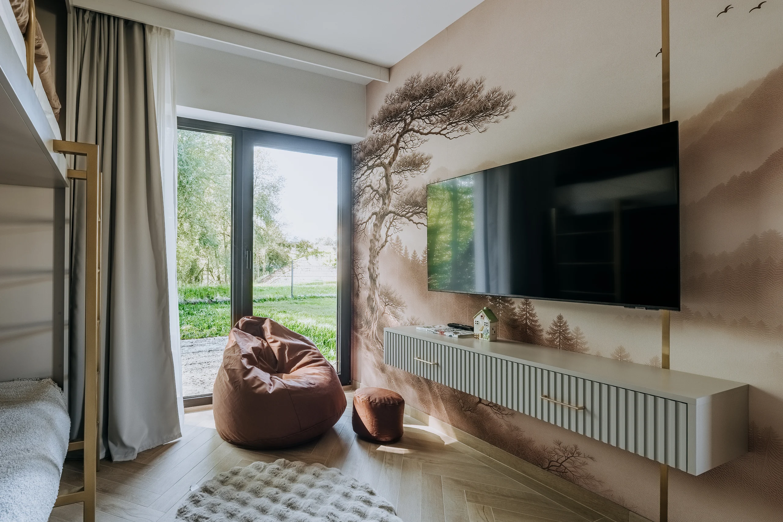 Salon z telewizorem i dużym oknem w apartamencie London