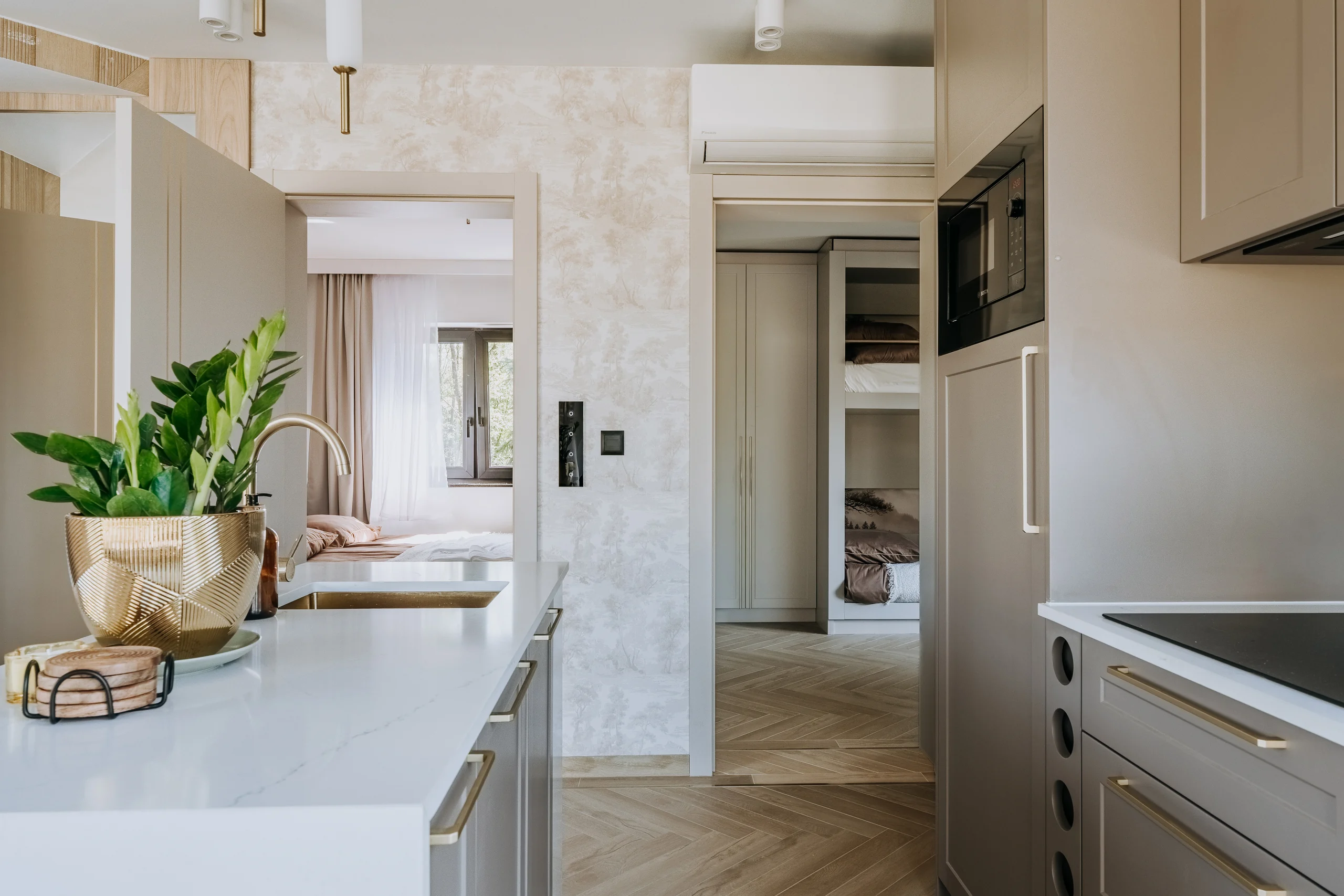 Strefa dzienna apartamentu London połączona z korytarzem