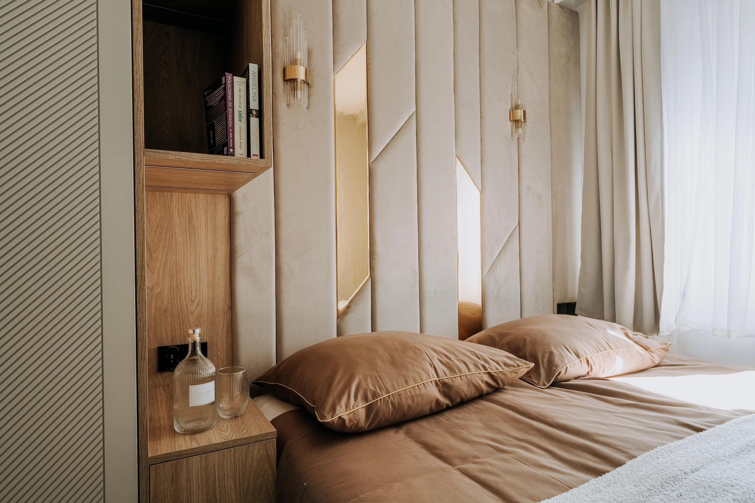 Podwójne łóżko w jasnej sypialni apartamentu London