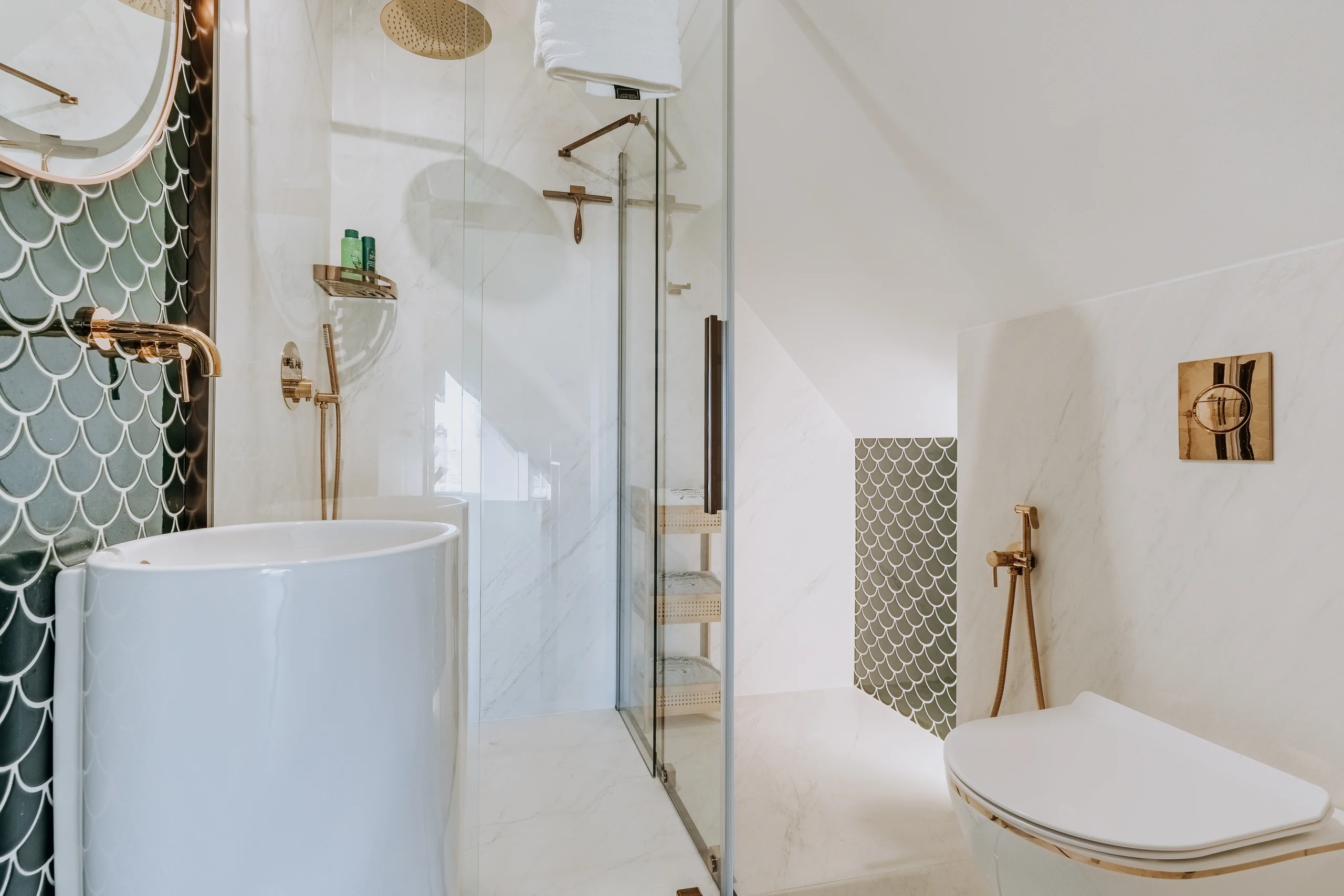 Jasna łazienka z wanną w apartamencie New York
