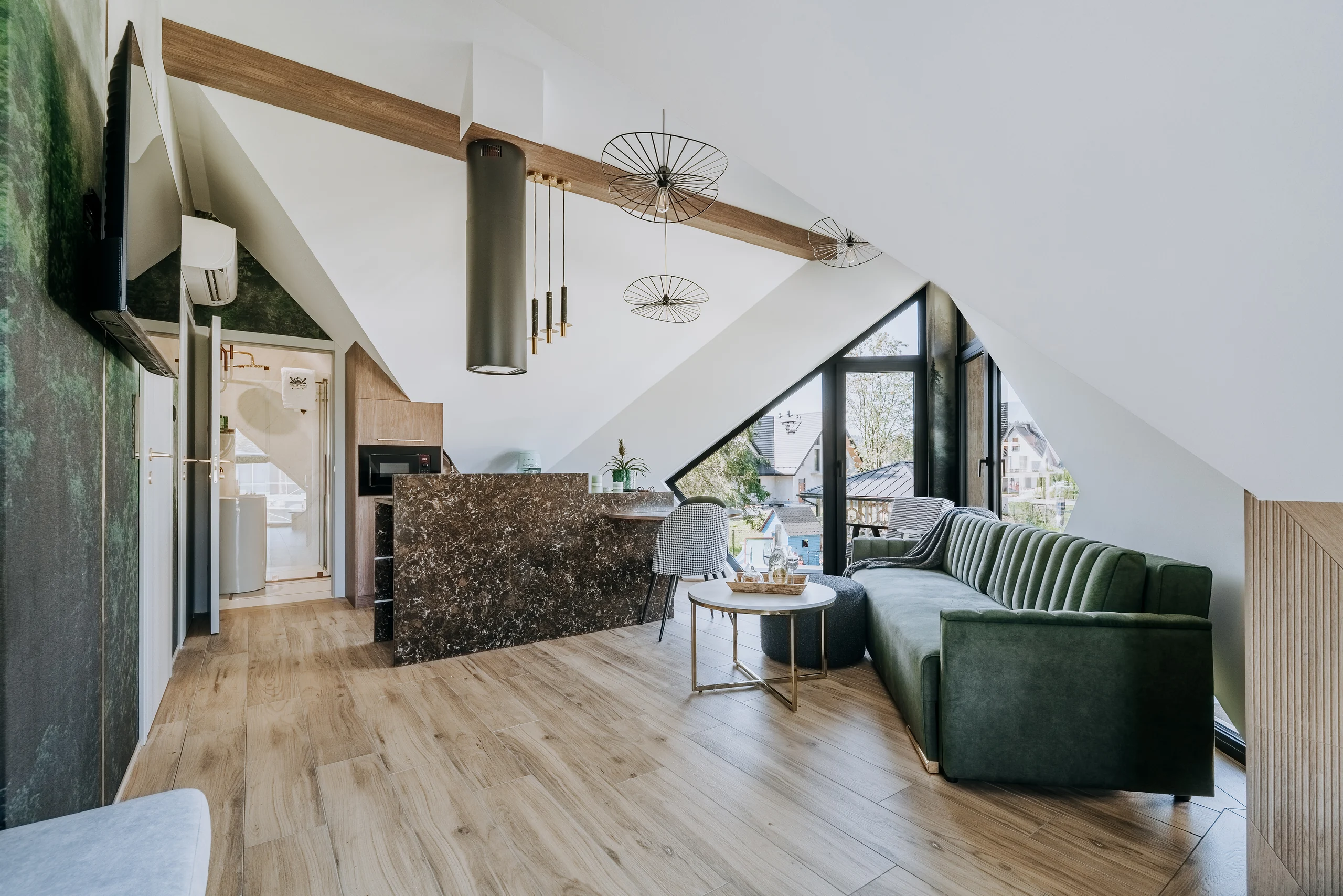 Otwarta kuchnia z zieloną zabudową w apartamencie New York