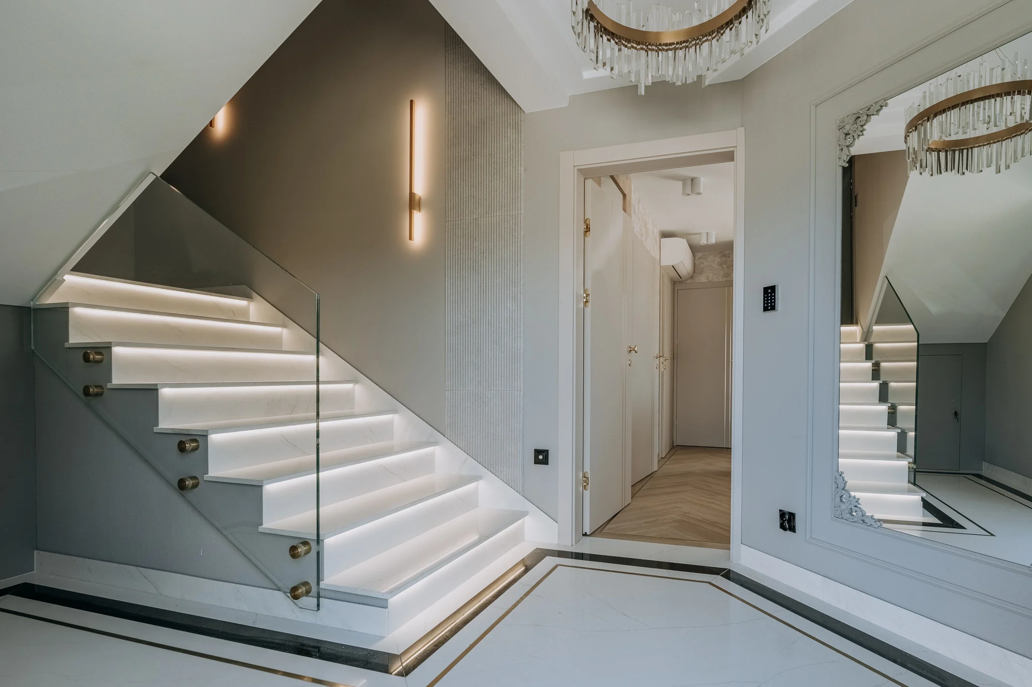 nowoczesna-klatka-schodowa-w-apartamencie