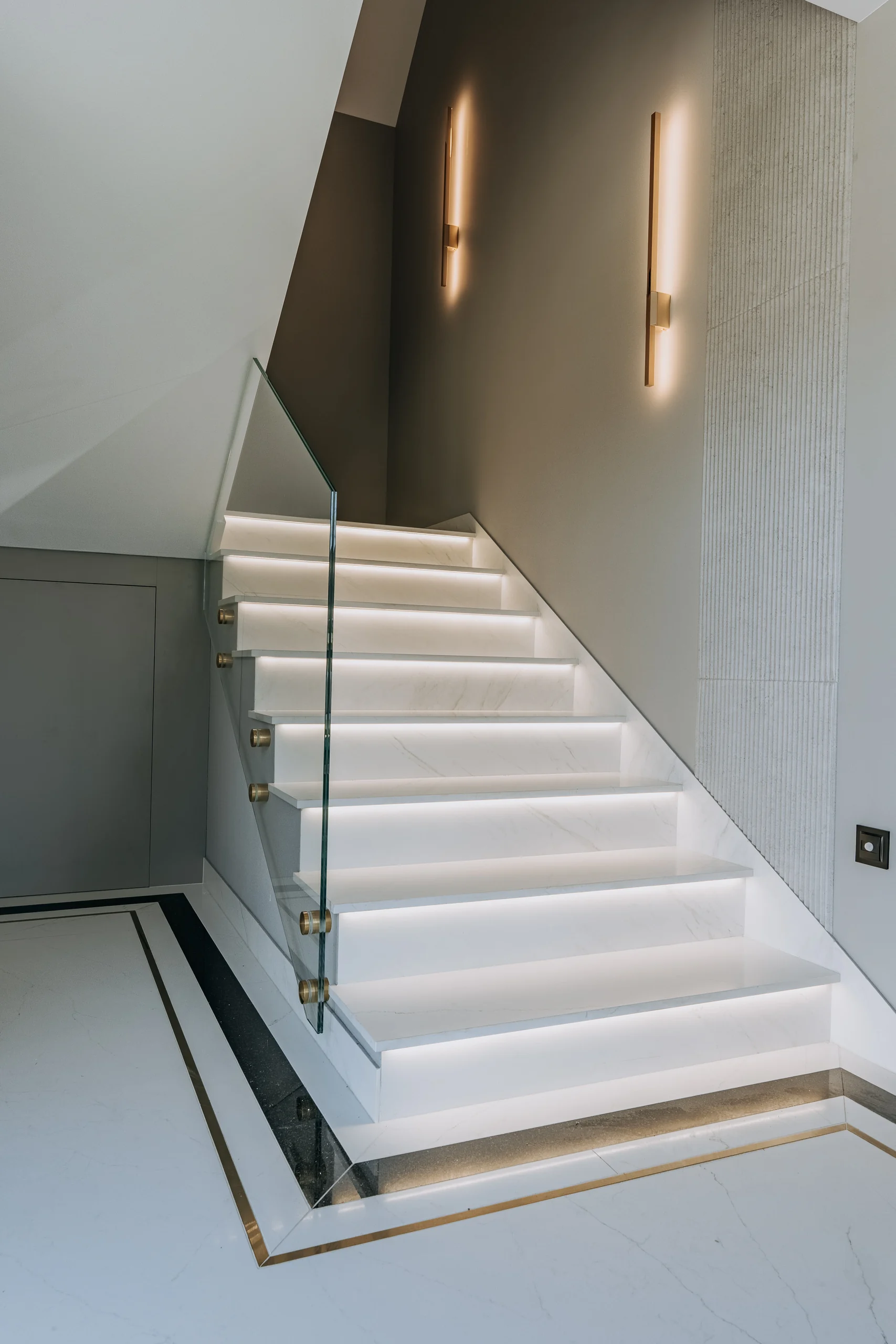 podswietlane-schody-w-apartamencie-premium