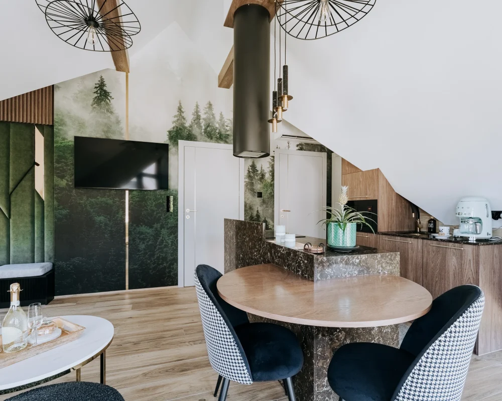 Okrągły stół w jadalni apartamentu New York