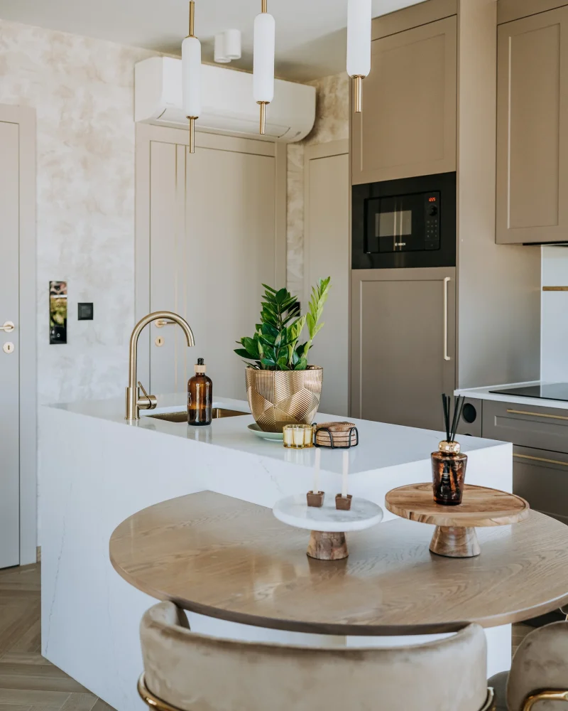 Nowoczesna kuchnia z wyspą i jadalnią w apartamencie London w PawlikowSki Apartamenty