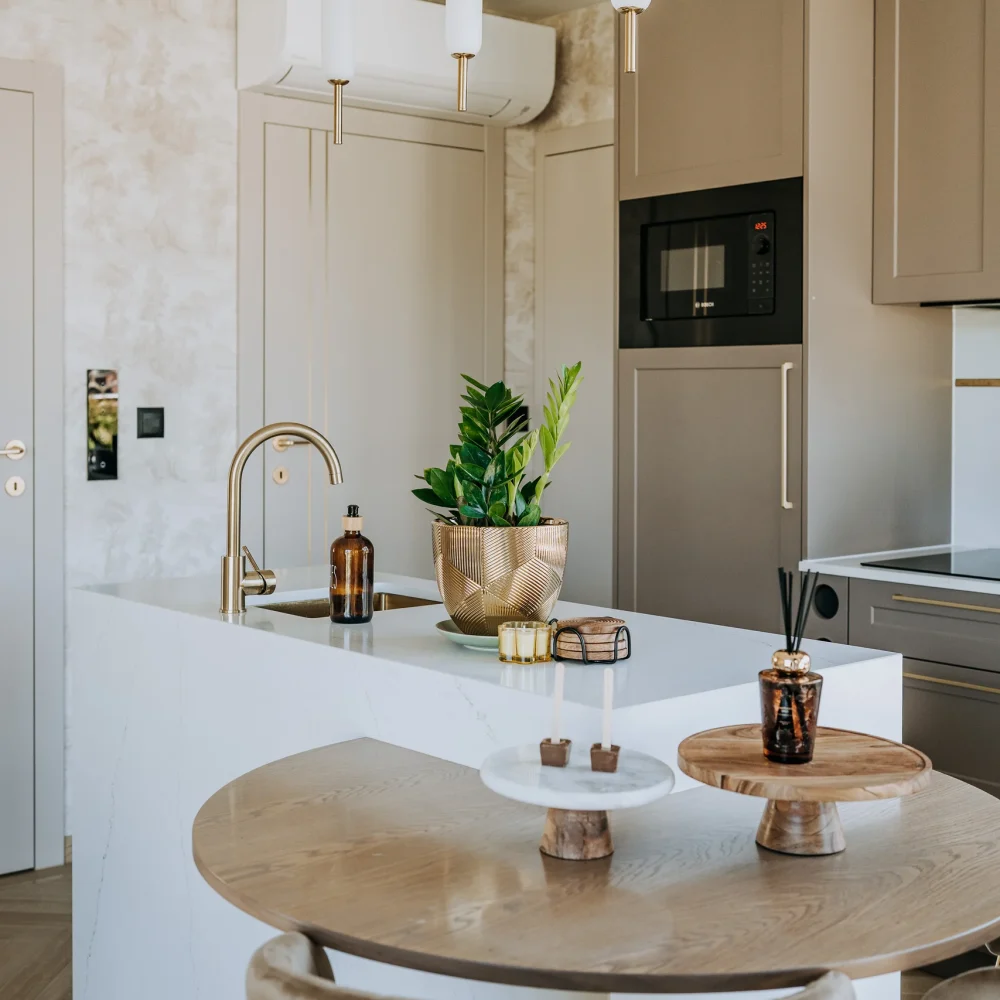 Nowoczesna kuchnia z wyspą i jadalnią w apartamencie London w PawlikowSki Apartamenty