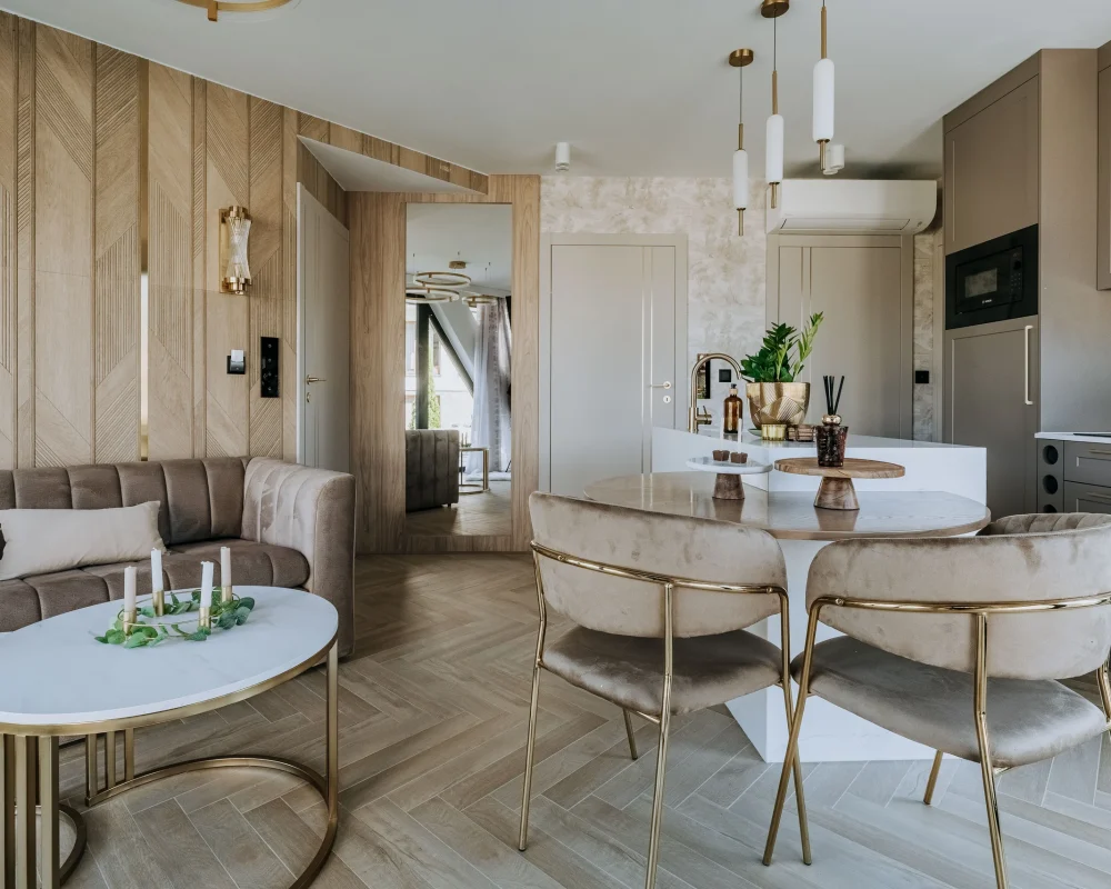 Salon z otwartą kuchnią i jadalnią w apartamencie London w PawlikowSki Apartamenty