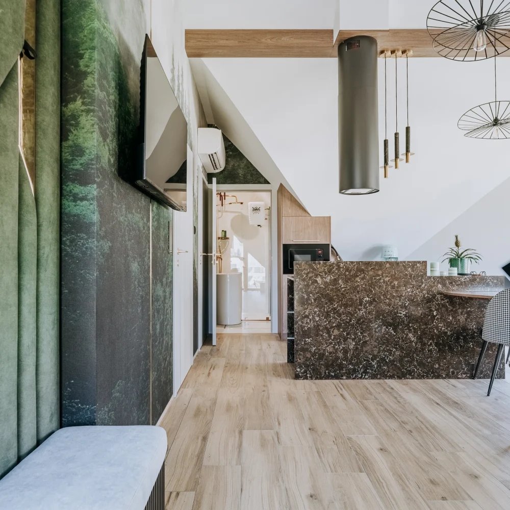Kuchnia z kamienną wyspą i zielonymi akcentami w apartamencie New York