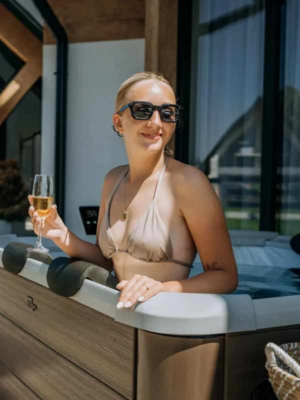 Gościni odpoczywająca w jacuzzi PawlikowSki Apartamenty